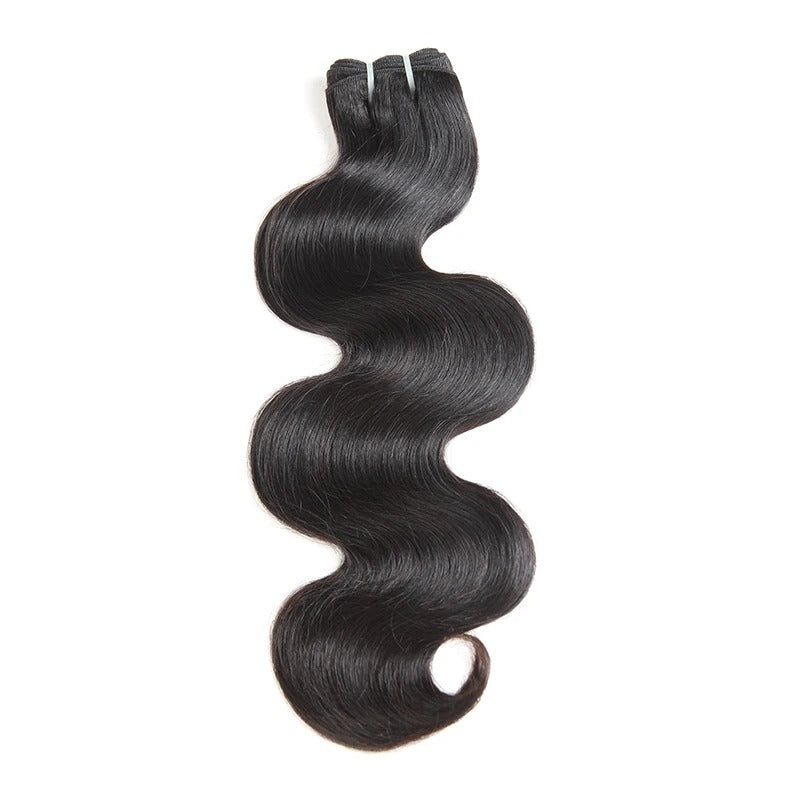 Cheveux ondulés naturels, souples et volumineux, pour un look frais et élégant.