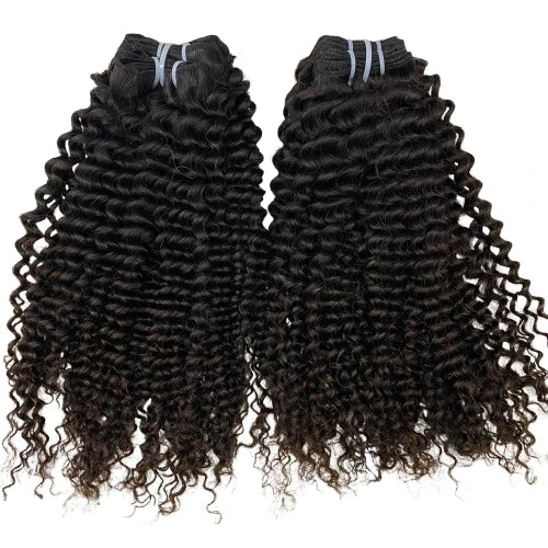 Cheveux frisés naturels, volumineux et bien définis, pour des boucles dynamiques et un look naturel.